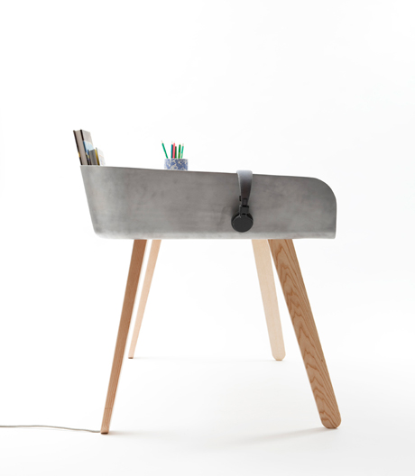 Ein Arbeitstisch, der Wohn- und Arbeitswelt miteinander verknüpft