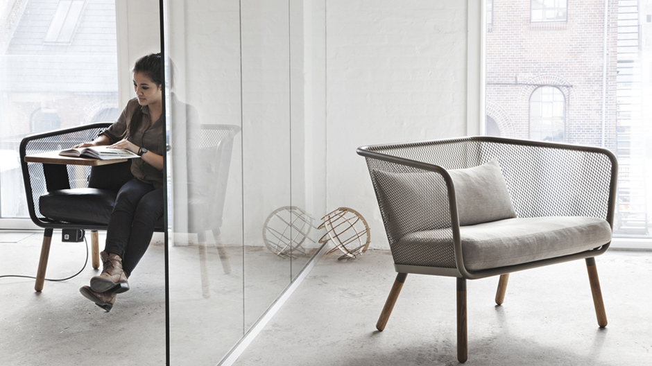 Entspannung mit Köpfchen: Ein Easy Chair von Blå Station mit Arbeitsplatz-Funktion