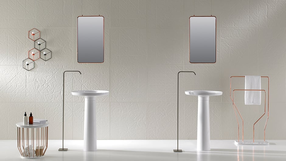 Die neue Badezimmer-Kollektion von Arik Levy aus Kupferrohren und Marmor