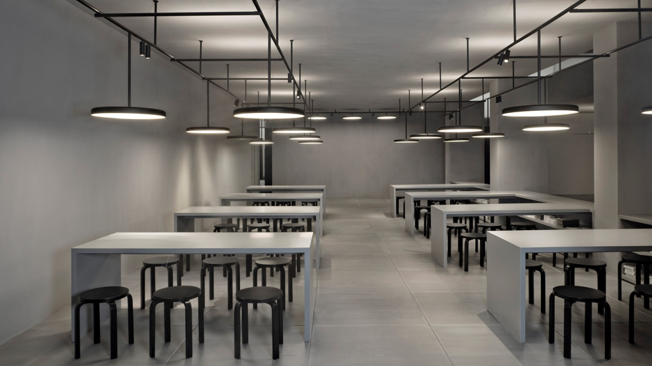 Grafisches Lichtnetzwerk im Raum: Leuchtensystem von Vincent Van Duysen für Flos