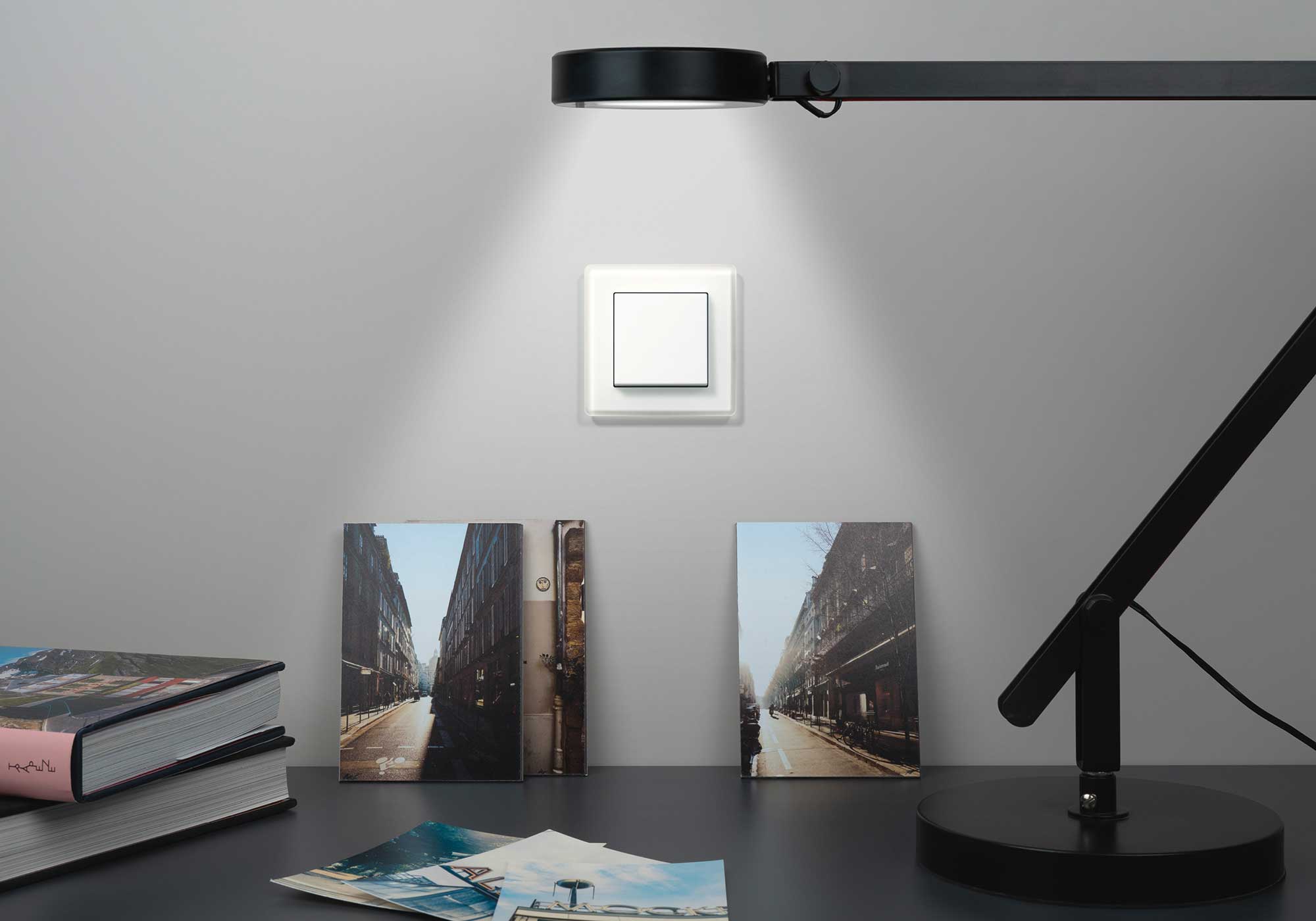 Schalter mit satiniertem Glasrahmen von JUNG