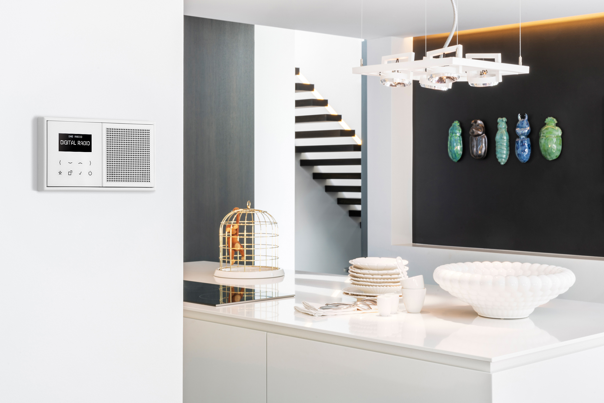 Flaches Einbauradio mit Touchdisplay und Glasfront