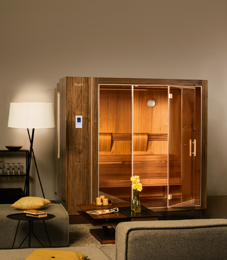 Oase zu Hause: Mitten im Wohnraum schafft die ausziehbare Sauna von Klafs Entspannungsmomente.