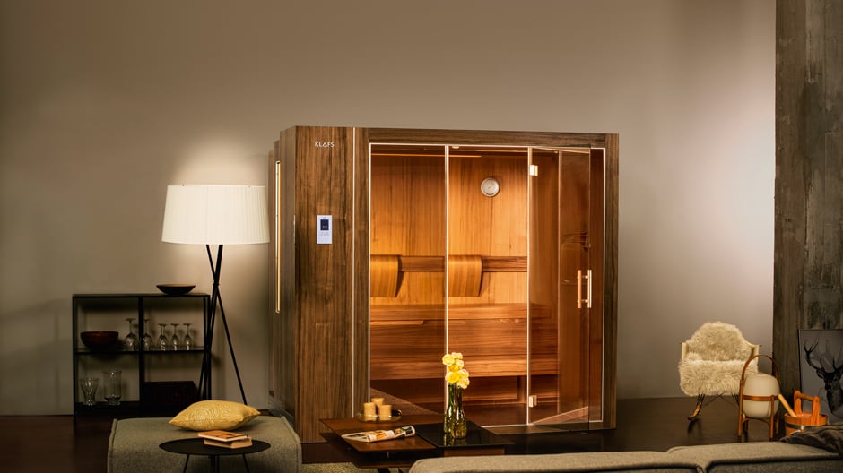 Oase zu Hause: Mitten im Wohnraum schafft die ausziehbare Sauna von Klafs Entspannungsmomente.