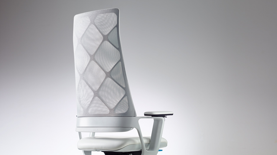 Innovation im Rücken: das Erfolgsmodell von Klöber mit beweglicher Lordosenunterstützung.