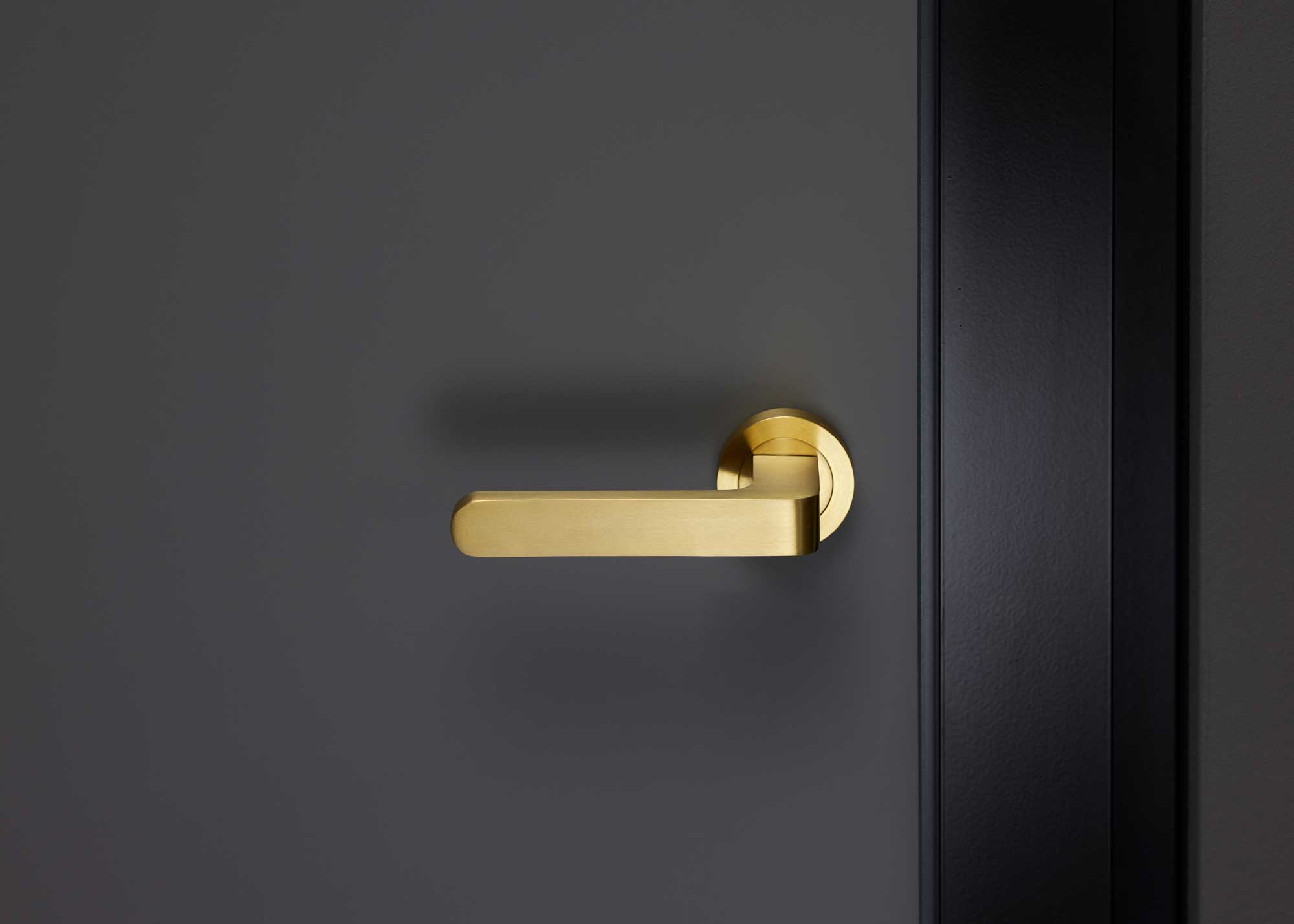 Neuer Türdrücker mit ruhiger Geometrie von Karcher Design