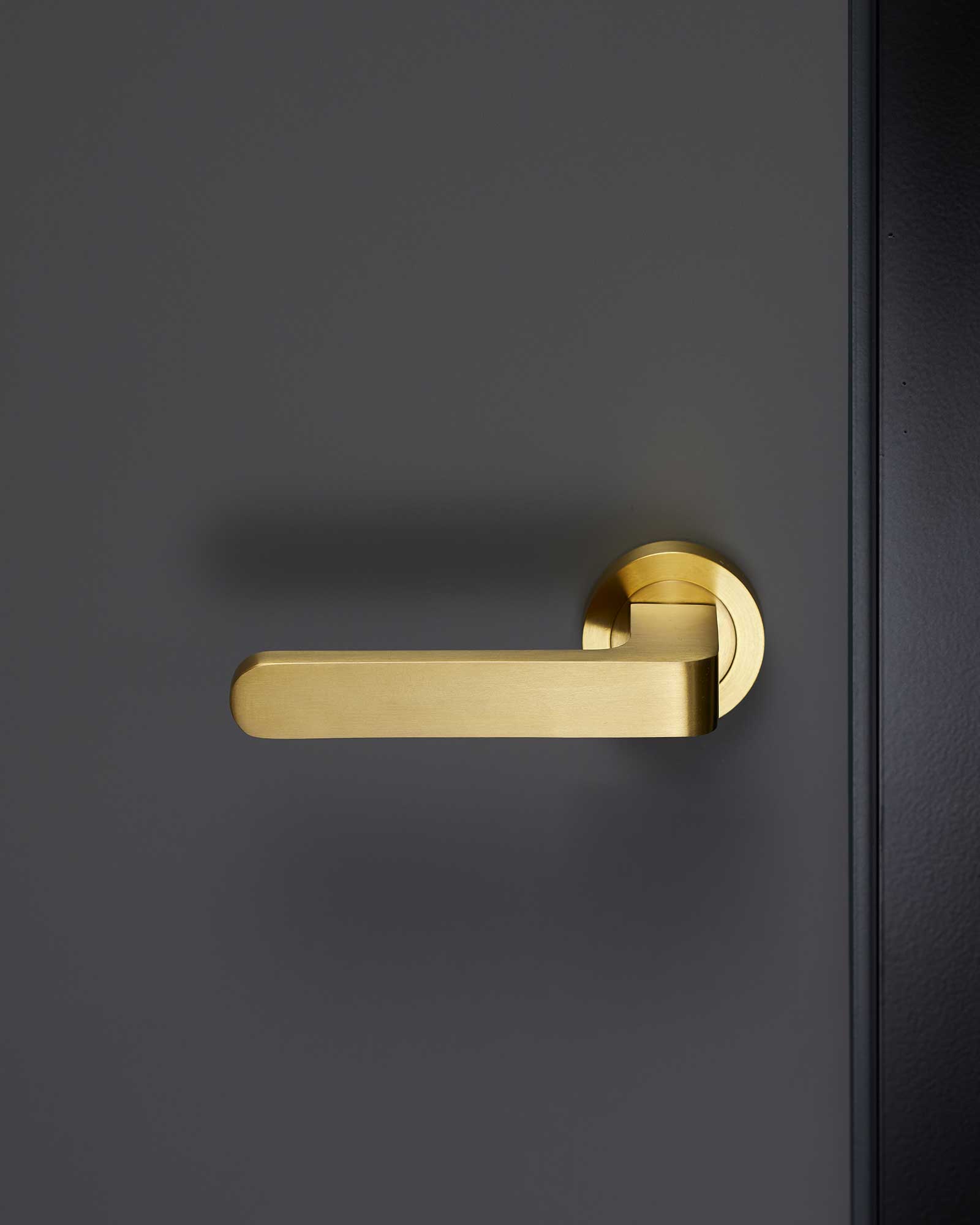 Neuer Türdrücker mit ruhiger Geometrie von Karcher Design