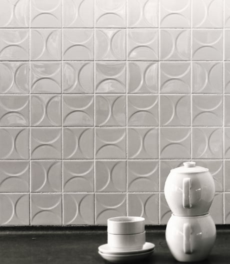 Spiel der Geometrien: Weiß, aber keinefalls langweilig ist diese Fliesenkollektion von Mosa Tiles.