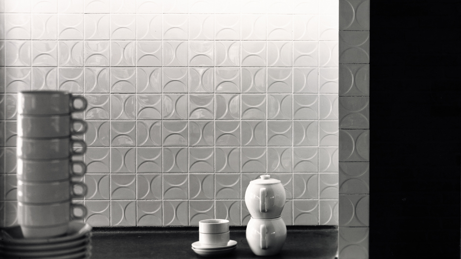 Spiel der Geometrien: Weiß, aber keinefalls langweilig ist diese Fliesenkollektion von Mosa Tiles.