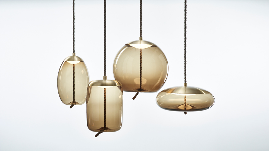 Die Pendelleuchtenserie von Brokis vereint eine raue Naturfaser mit kristallklarem Glas