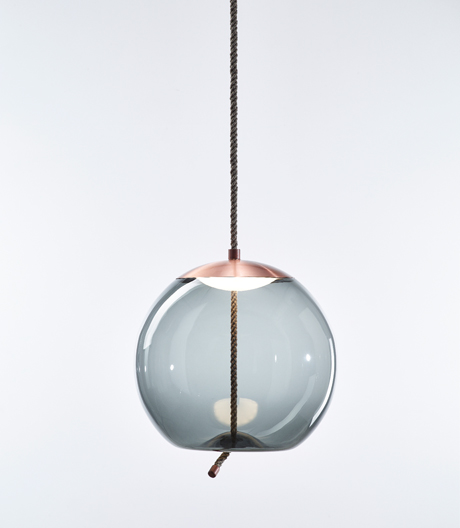 Die Pendelleuchtenserie von Brokis vereint eine raue Naturfaser mit kristallklarem Glas