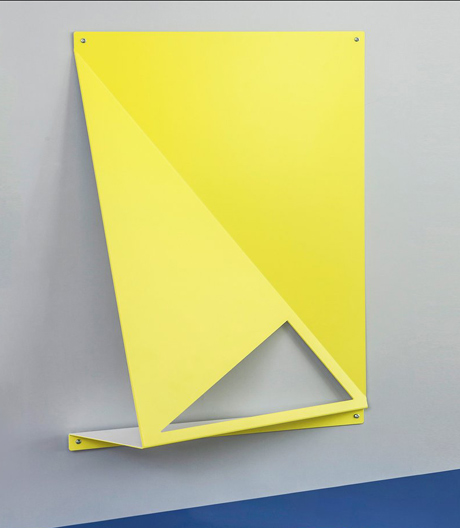 Ohne Schweißnaht, mit Knick: Eine metallene Präsentations- und Aufbewahrungskollektion von Kukka.