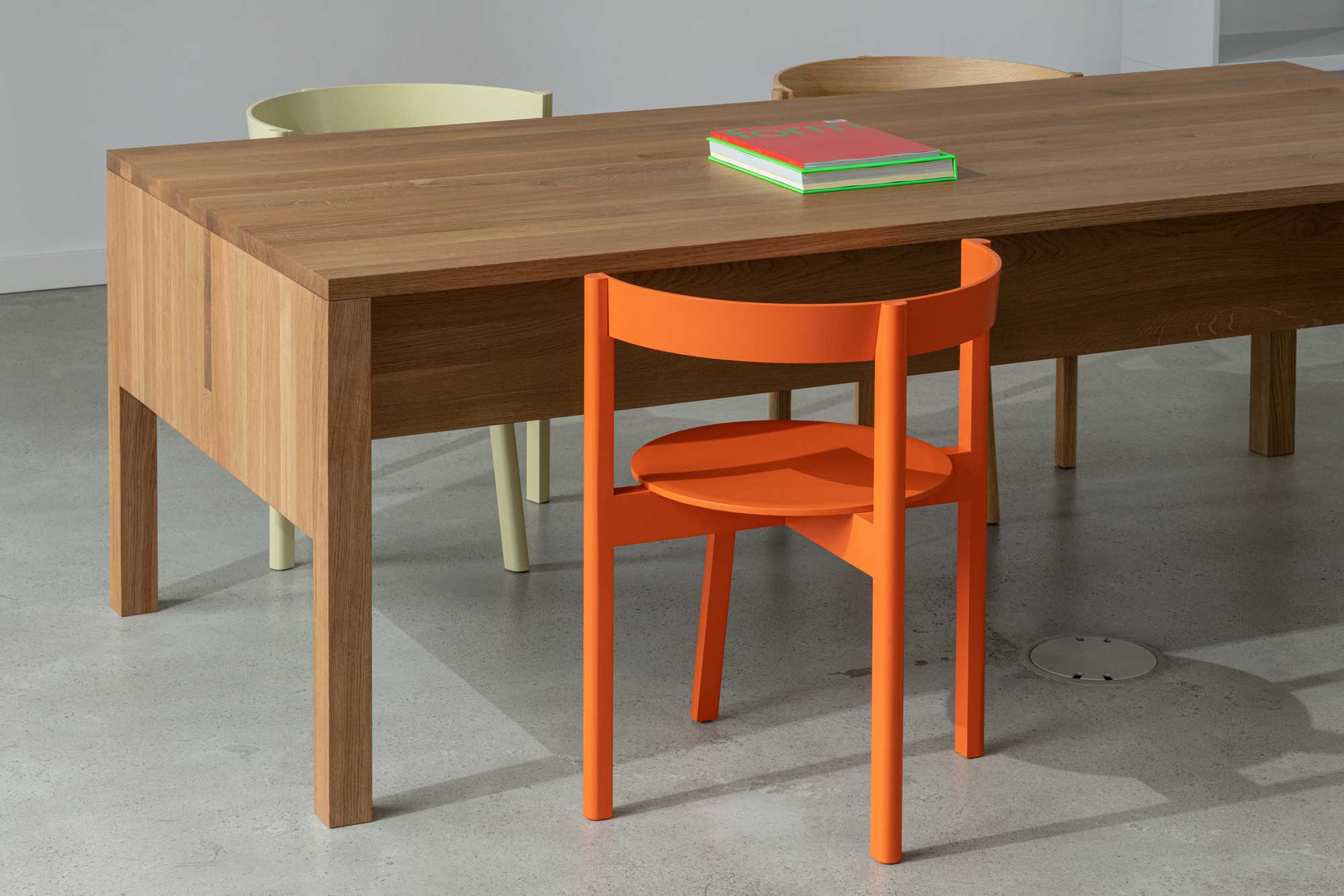 Architektonischer Esstisch aus Massivholz von Loehr