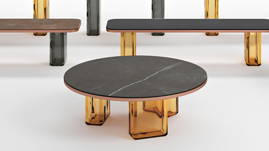 Atmosphärische Hybride: Mit dieser Tischkollektion für Fiam bringt Studio Klass Leichtigkeit und Schwere in Einklang.