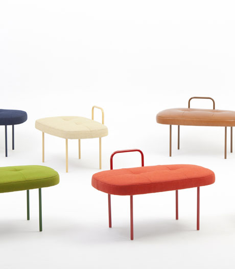 Für zwei: ein extra langer Hocker von der Stockholmer Möbelmesse 2014.