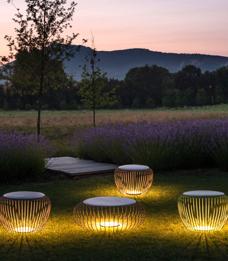Hybrid aus Gartenmöbel und Außenleuchte: Kollektion von Jordi Vilardell und Meritxell Vidal für Vibia
