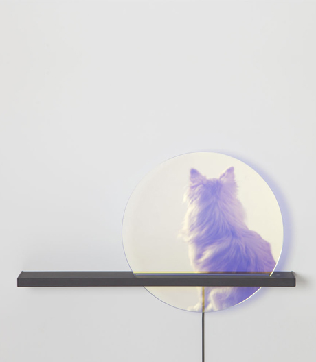 Eine Leuchte ist ein Regal ist ein Spiegel: Möbelstück mit praktischen wie fantastischen Eigenschaften