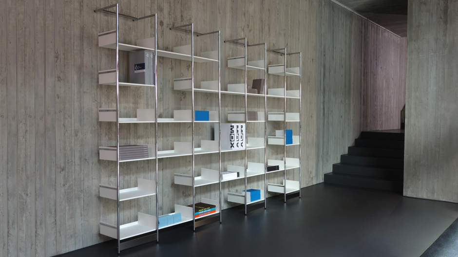 Je voller, desto stabiler: Die 20 Jahre alte Regalfamilie aus Aluminium-Rundrohr lässt sich lässig an die Wand lehnen