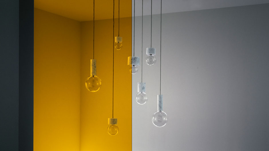 Archetypische Form und schweres Material wird bei dieser Pendelleuchte mit einem elegant-verspielten Hängesystem kombiniert.