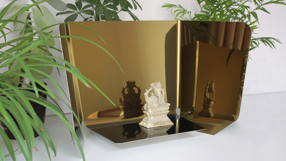 Von allen Seiten schön: Der Spiegel von Martin Hirth ermöglicht eine Rumdum-Reflexion.