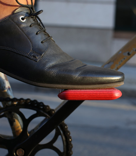 Eine rutschfeste Alternative zum Klickpedal liefert das Berliner Start-up Motobicycles mit seinen Schichtholz-gerahmten Plattformpedalen.