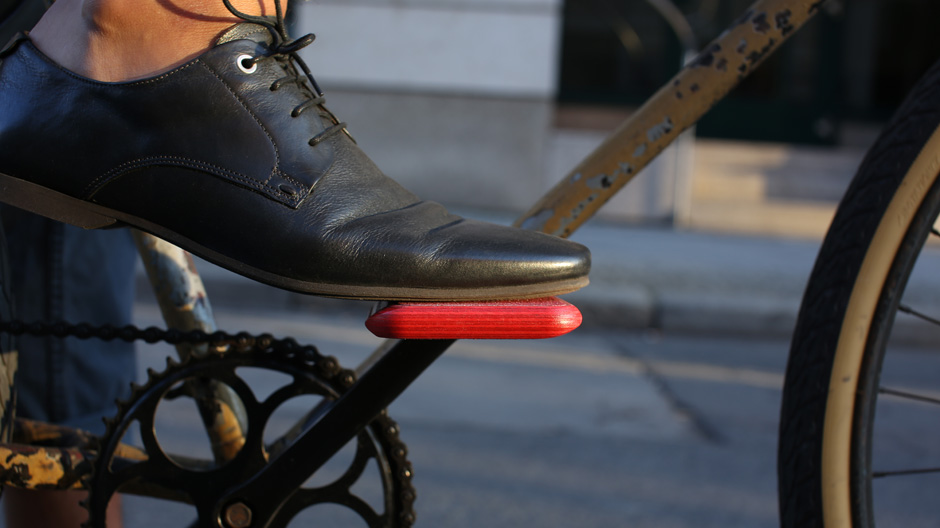 Eine rutschfeste Alternative zum Klickpedal liefert das Berliner Start-up Motobicycles mit seinen Schichtholz-gerahmten Plattformpedalen.