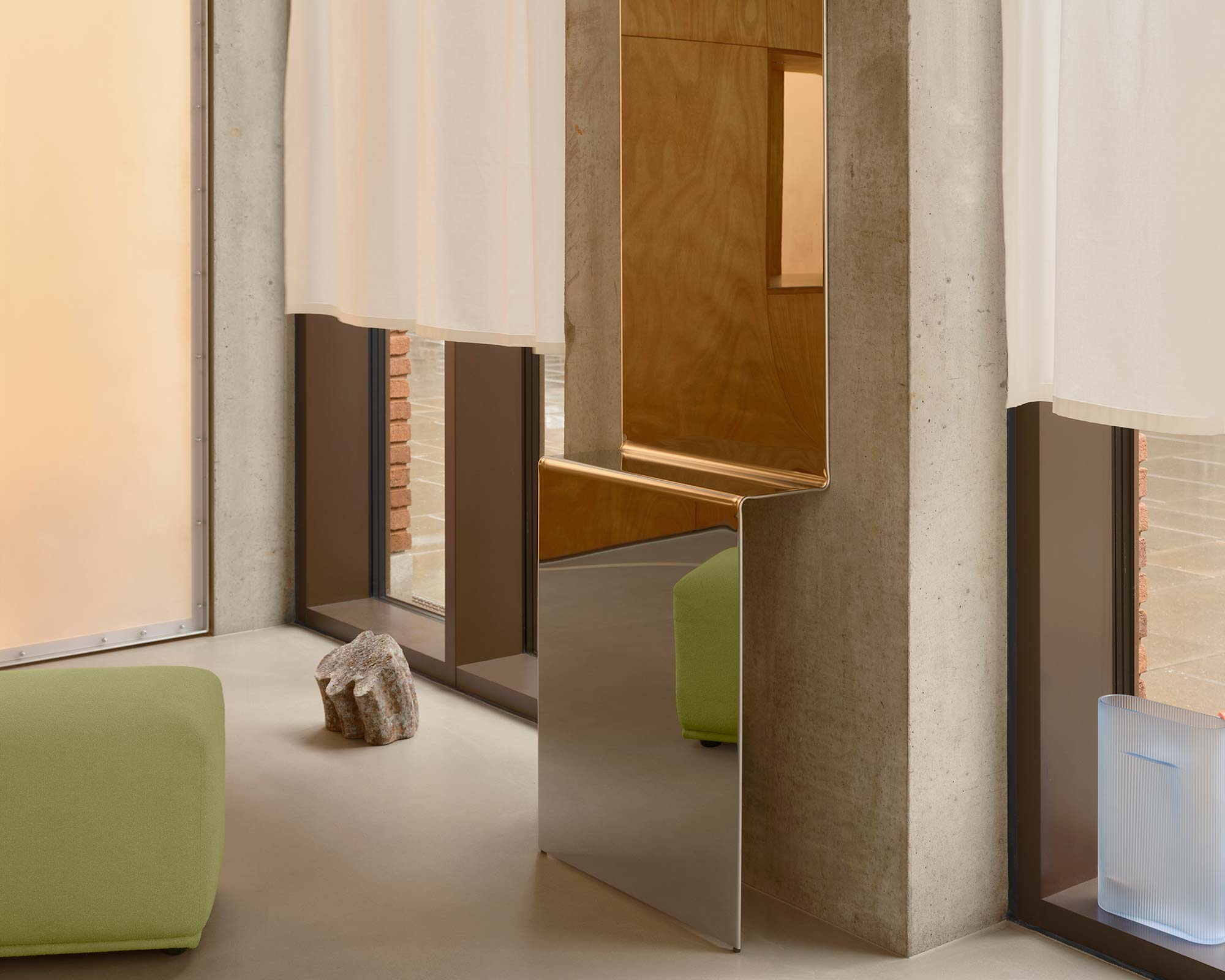 Skulpturaler Spiegel von Gustav Winsth für Muuto