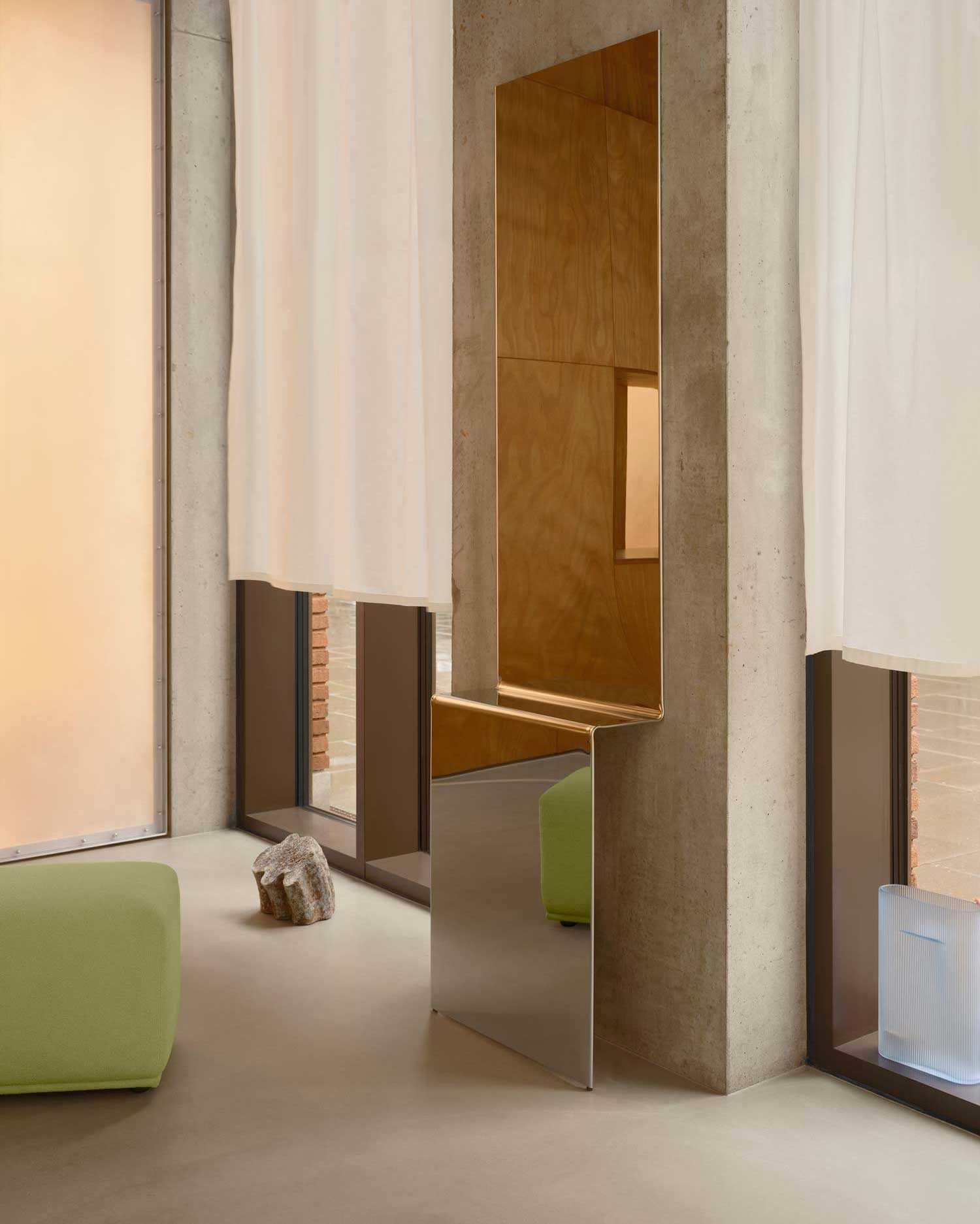 Skulpturaler Spiegel von Gustav Winsth für Muuto