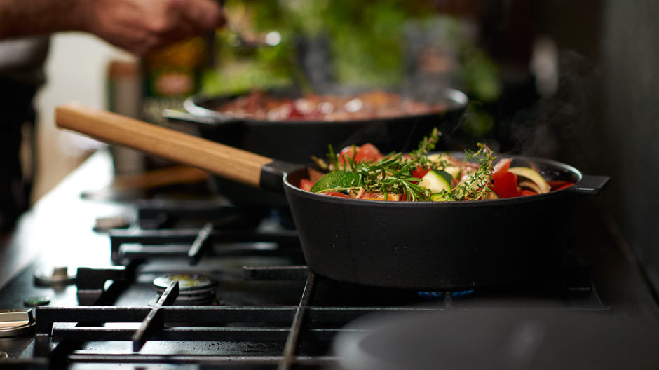 Was hält schon ein ganzen Leben? Gusseisentöpfe! Besonders schön sind die tiefschwarzen, schweren Exemplare von Morsø