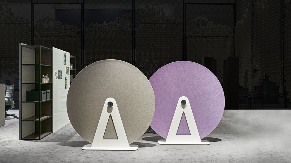 Der freistehende, mobile Raumteiler von Palmberg dient als pinnbarer Sichtschutz und schluckt auch den Schall.