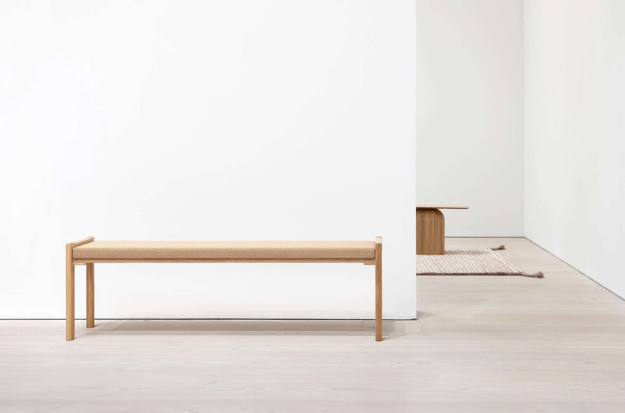 Bank mit Papiergarnstoff von Jenni Roininen und Ritva Puotila für Nikari