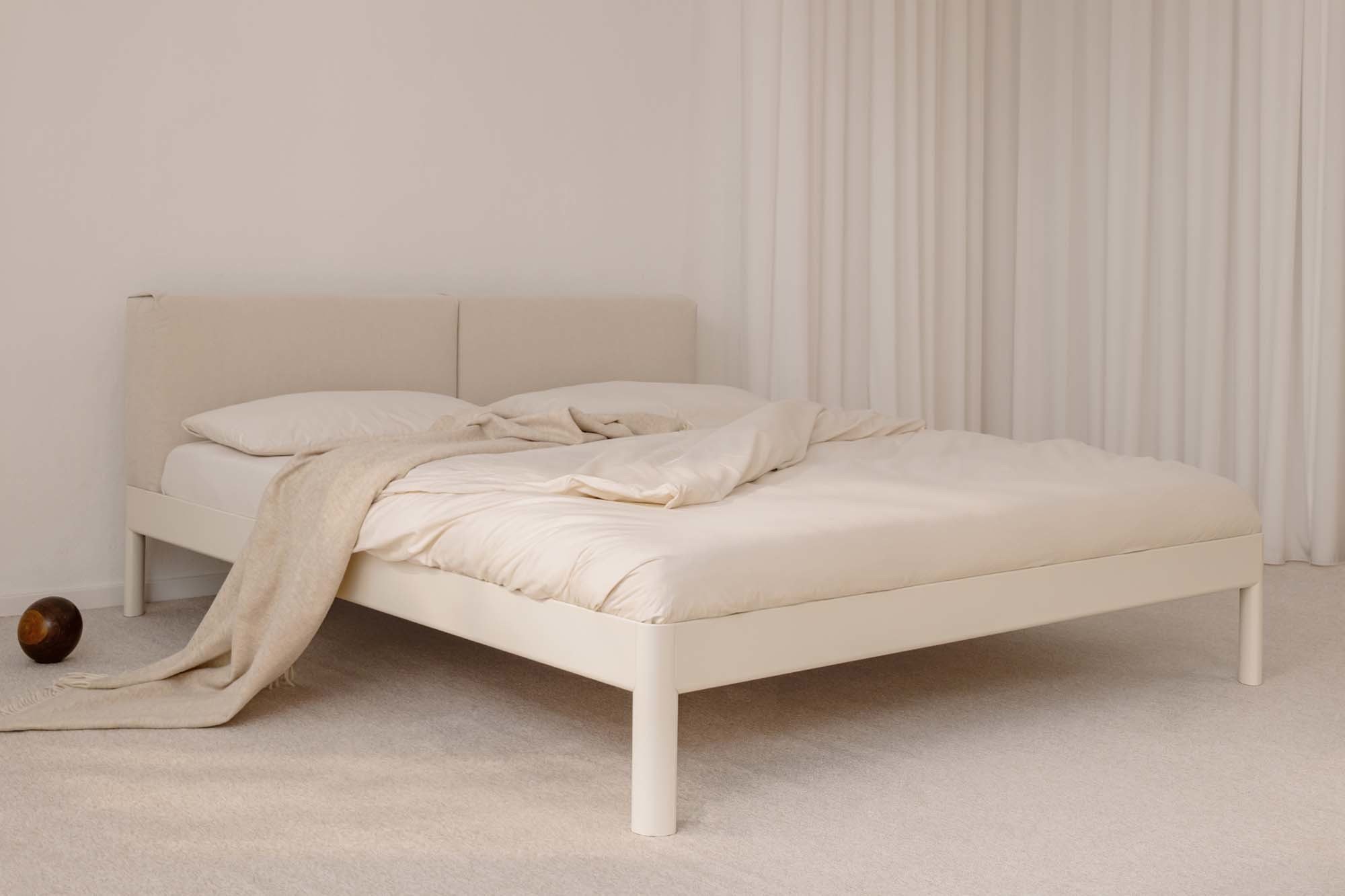 Bett von Noah mit Aluminiumrahmen und viel Zubehör