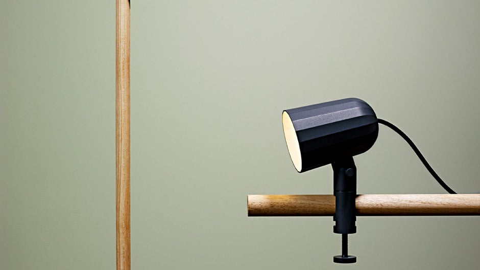 Anhänglich: Diese kleine Klemmleuchte aus London lässt sich dank einer stabilen Schraubzwinge fast überall befestigen