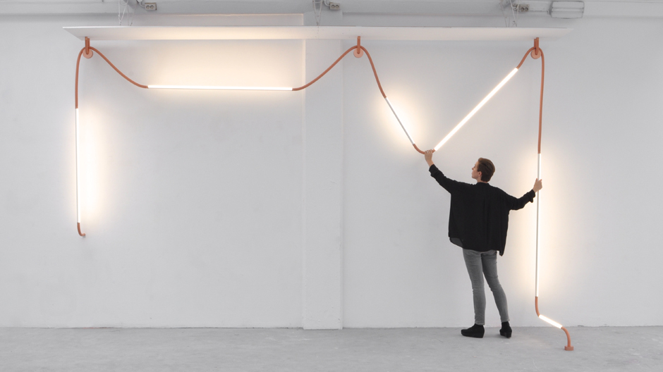 Leuchte aus Silikon, Marmor und LEDs, die sich um jede Ecke windet