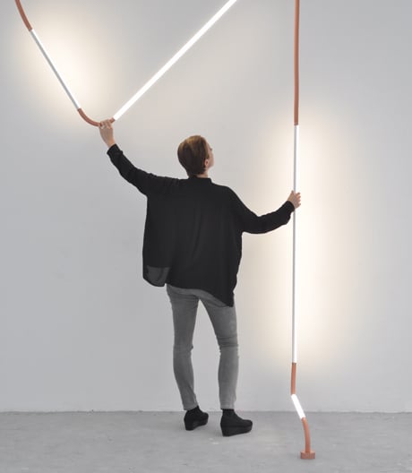 Leuchte aus Silikon, Marmor und LEDs, die sich um jede Ecke windet