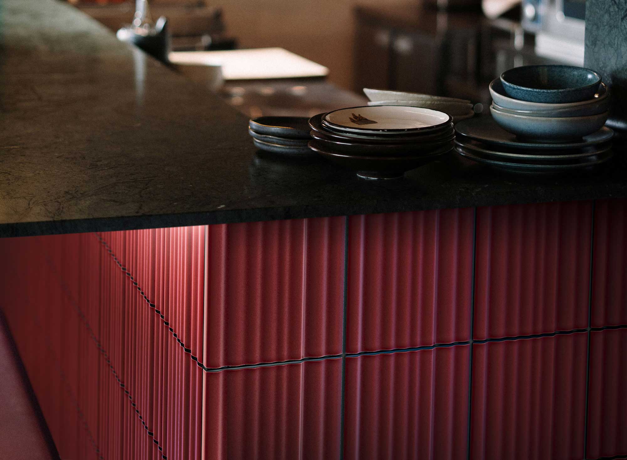 Wellenförmige Keramikfliese von Oro Bianco Handmade Tiles