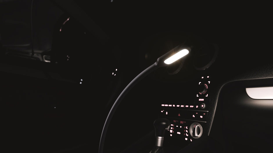 Immer zur Stelle: Diese flexible Leuchte zaubert eine entspannte Leseatmosphäre ins Fahrzeuginnere.