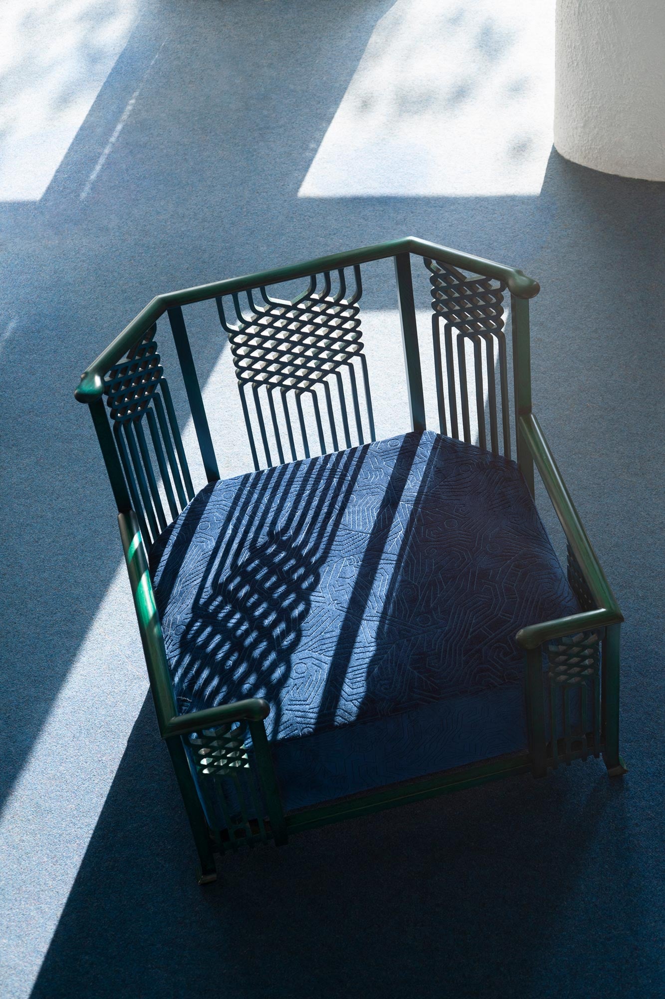 Reliefartiger Jacquard-Samt mit stilisiertem Dschungelmotiv von Dedar