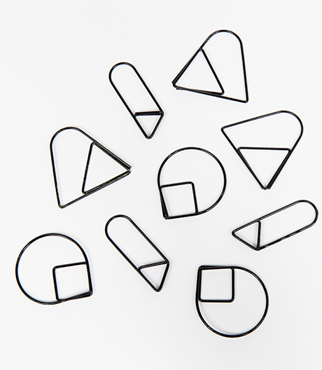 Akzent in der Ecke: ungewöhnliche Papierklammern von Daphna Laurens.