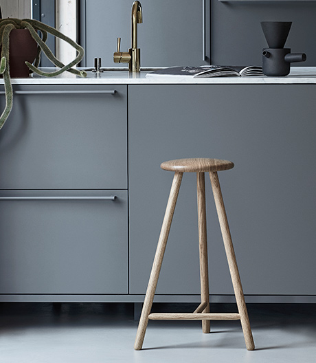 Wesley Walters und Salla Luhtasela haben für Nikari einen Barhocker aus massiver Eiche entworfen