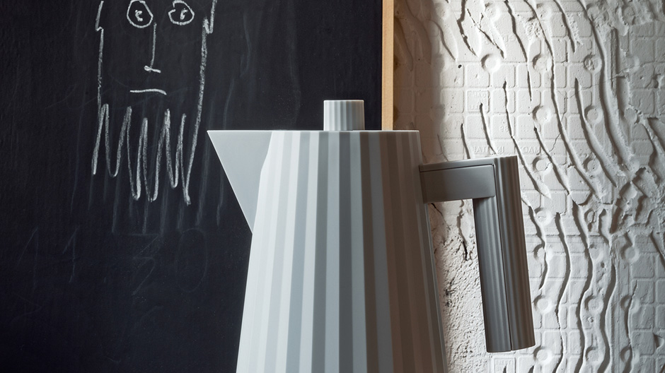 Aus der Mode in die Technik: Wasserkocher von Michele De Lucchi für Alessi.
