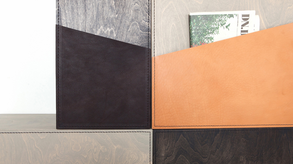 Regale mit Taschen: Das Möbelsystem von Färg & Blanche geht in Holz und Leder