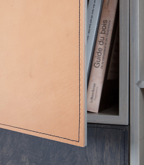 Regale mit Taschen: Das Möbelsystem von Färg & Blanche geht in Holz und Leder