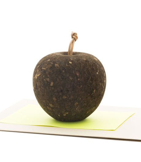 Nicht reinbeißen! Ein verspieltes Büroaccessoire vom norwegischen Designer Lars Beller Fjetland.