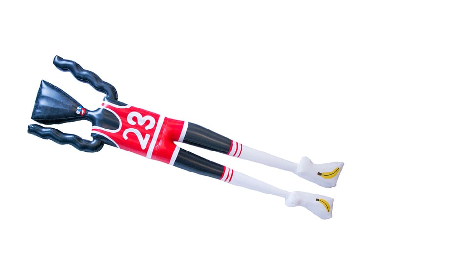 Ein kosmisches Wurmloch und zwei gigantische Brüste: Kollektion aufblasbarer Schwimmobjekte.