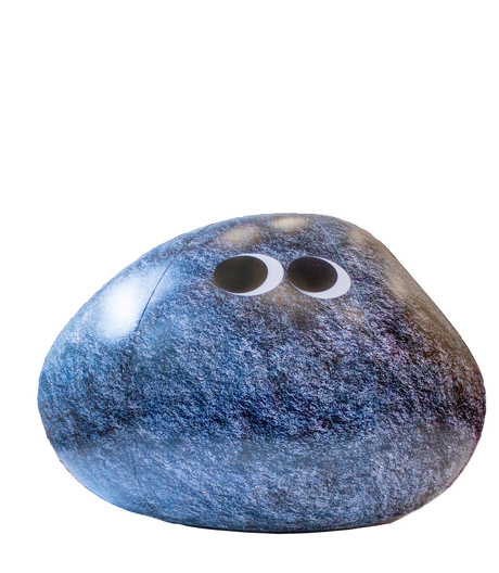 Ein kosmisches Wurmloch und zwei gigantische Brüste: Kollektion aufblasbarer Schwimmobjekte.