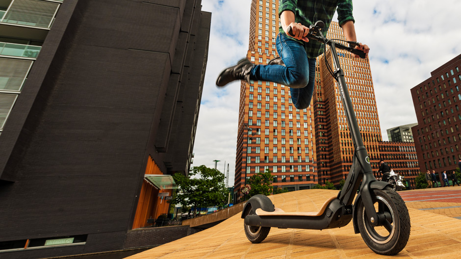 Motorisierter Fahrspaß: Der Niederländer Robert Bronwasser hat für Hulong den Stadtroller gepimpt