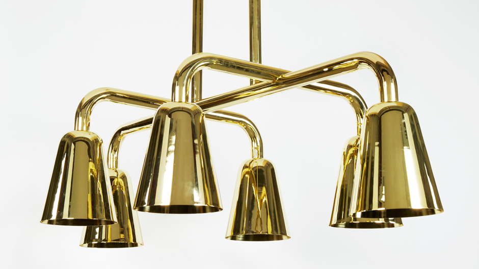 Licht in den Ohren, Musik in den Augen: Pendelleuchten und Lüster, die an Tuba und Posaune erinnern