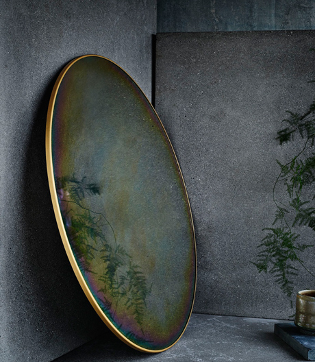 Regenbogen im Gesicht: Dieser Spiegel von Fritz Hansen und Studio Roso erzeugt magische Momente.