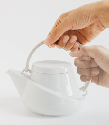 Ergonomisches Wunderding: Teeservice aus Porzellan von Kinto